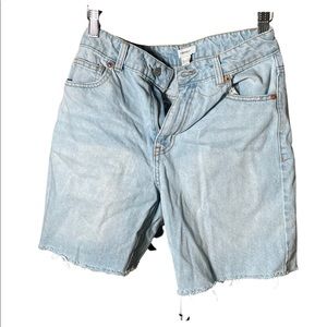 Mid thigh light blue jeans, medium short